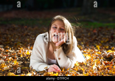 Teenage girl appréciant les feuilles d'automne Banque D'Images