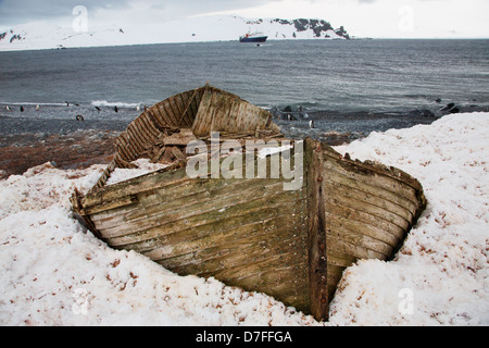 Un vieux dory sur Half Moon Island, l'Antarctique. Banque D'Images