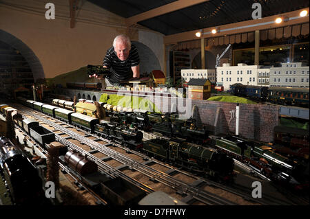 Brighton, Sussex, Royaume-Uni.Chris Littledale place un train modèle Hornby sur la piste au Brighton Toy Museum Banque D'Images