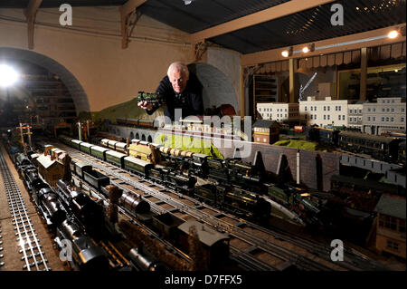 Brighton, Sussex, Royaume-Uni. . Chris Littledale place un train modèle Hornby sur la piste au Brighton Toy Museum Banque D'Images