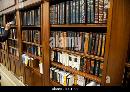 Une bibliothèque juive de l'Ecriture Sainte, à l'intérieur de caves Mur des lamentations dans la vieille ville de Jérusalem Israël. l'homme Juif orthodoxe religieux Banque D'Images