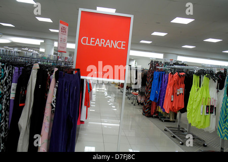 Miami Florida,Dadeland Mall,vente de vitrine,Macy's,grand magasin,intérieur,femmes,vêtements,accessoires,luxe,signe,liquidation,spécial,vente, Banque D'Images