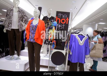 Miami Florida,Dadeland Mall,vente d'exposition,Macy's,grand magasin,intérieur,femmes,vêtements,accessoires,luxe,mannequins,présentoirs de vente,HIS Banque D'Images
