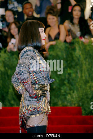 New York, USA. 6e mai 2013. Madonna arrive au Costume Institute gala pour le 'Punk : Chaos à couture' exposition au Metropolitan Museum of Art de New York City, USA, le 06 mai 2013. Photo : Luis Garcia/dpa/Alamy Live News Banque D'Images