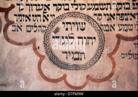 L'Hébreu biblique texte écrit sur les murs intérieurs de Tykocin (Tiktin) Synagogue, Pologne Banque D'Images