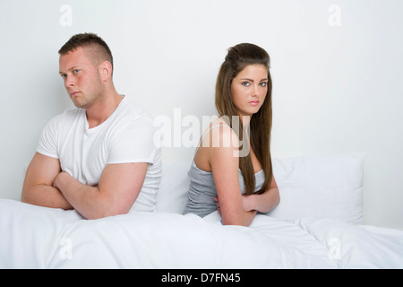 Malheureux couple au lit. Banque D'Images