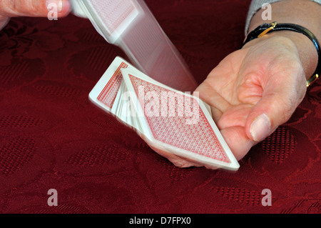 Femme shuffling un jeu de cartes, Angleterre, Royaume-Uni, Europe de l'Ouest. Banque D'Images