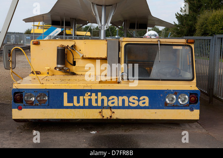 Vieux tracteur d'avion Lufthansa ou poussoir, Banque D'Images