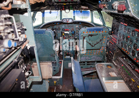 Cockpit de l'avion de passagers Lockheed Super Constellation ou Super Connie, Aircraft Collection Zweibrücken, Allemagne, Europe Banque D'Images