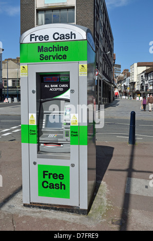 Maidstone, Kent, Angleterre, Royaume-Uni. Cash machine offrant 'gratuitement' en espèces - pas de frais pour les retraits Banque D'Images