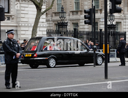 Le corbillard transportant le cercueil de Margaret Thatcher passe downing st. dans Whitehall au cours de l'enterrement de la Baronne THATCHER Banque D'Images