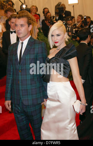 La chanteuse Gwen Stefani et son mari Gavin Rossdale arriver au Costume Institute gala pour le 'Punk : Chaos à couture' exposition au Metropolitan Museum of Art de New York City, USA, le 06 mai 2013. Photo : Luis Garcia Banque D'Images