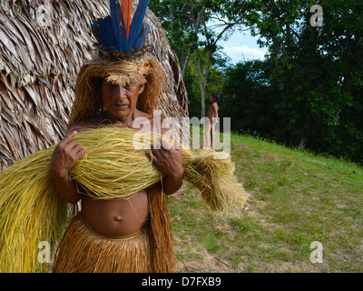 Un ancien membre de la tribu Yagua portant sa tête traditionnelle robe, près de Iquitos en Amazonie péruvienne. Banque D'Images
