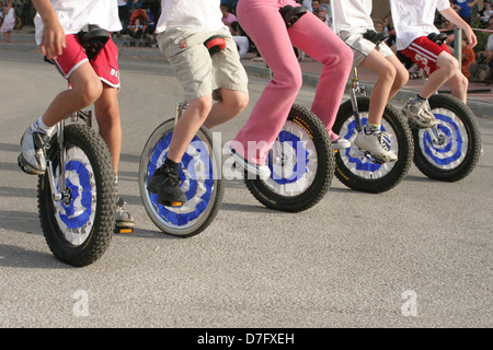 Les jongleurs sur monocycles Banque D'Images