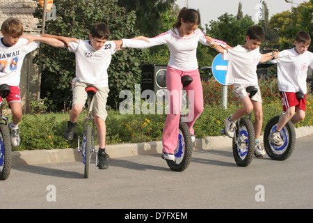 Les jongleurs sur monocycles en kibbutz bet alpha Banque D'Images