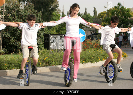 Les jongleurs sur monocycles en kibbutz bet alpha Banque D'Images