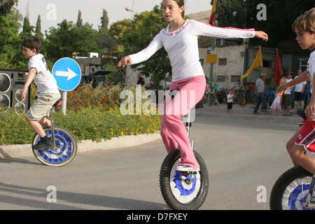 Les jongleurs sur monocycles en kibbutz bet alpha Banque D'Images