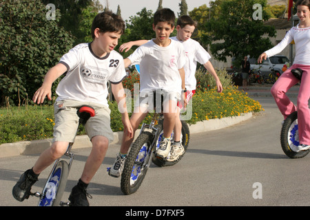 Les jongleurs sur monocycles en kibbutz bet alpha Banque D'Images