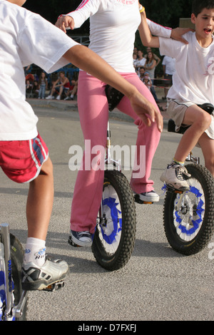 Les jongleurs sur monocycles en kibbutz bet alpha Banque D'Images