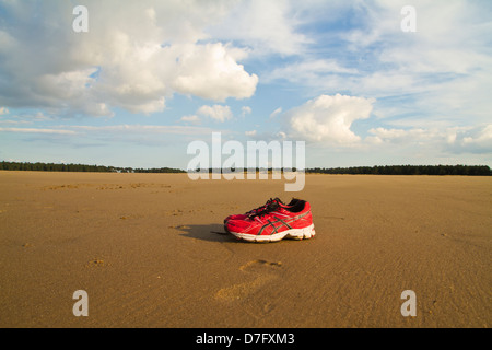 Paire de chaussures de formation sur Holkham beach à Norfolk Banque D'Images