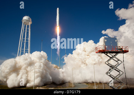 La fusée Antares a été testée au Mid-Atlantic Regional Spaceport (MARS) en Virginie, lancée depuis Pad-0A à Wallops Flight Facility. Le test visait à valider les capacités de la fusée pour de futures missions, avec le soutien de la NASA dans le cadre de son partenariat avec Orbital Sciences Corporation. Banque D'Images