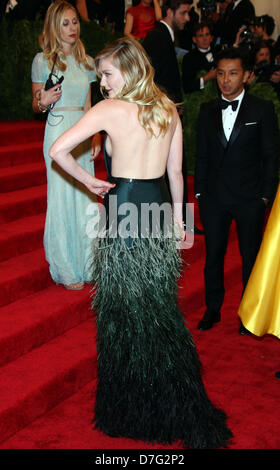 L'actrice Kirsten Dunst arrive au Costume Institute gala pour le 'Punk : Chaos à couture' exposition au Metropolitan Museum of Art de New York City, USA, le 06 mai 2013. Photo : Luis Garcia Banque D'Images