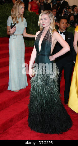 L'actrice Kirsten Dunst arrive au Costume Institute gala pour le 'Punk : Chaos à couture' exposition au Metropolitan Museum of Art de New York City, USA, le 06 mai 2013. Photo : Luis Garcia Banque D'Images