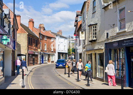 Personnes à pied et de shopping sur la rue King, au centre du village de Southwell Nottinghamshire England UK GB EU Europe Banque D'Images