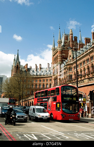 Y compris le trafic de bus sur Euston Road avec Saint Pancras et derrière l'hôtel de Londres, Angleterre, RU Banque D'Images