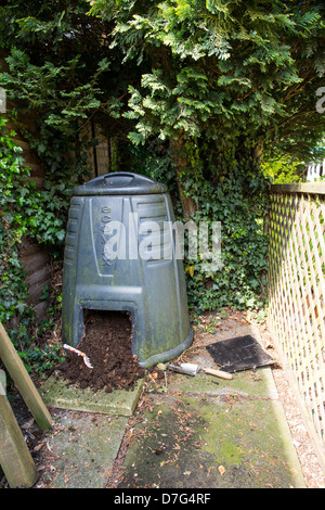 Bac à compost dans une partie isolée d'un jardin de ville Banque D'Images