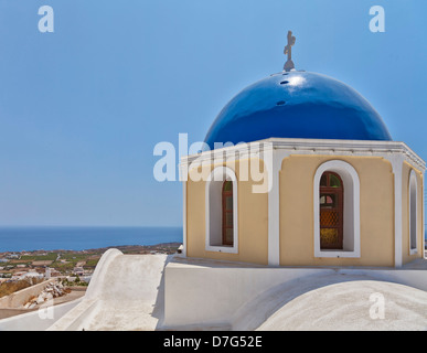 Une image typique d'une église au dôme bleu de la Fira sur l'île grecque de Santorin. Banque D'Images