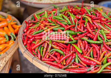 Image de piments frais pour la vente dans un marché en Thaïlande. Banque D'Images
