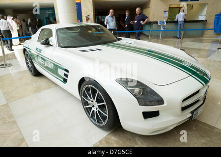 Dubaï, Émirats arabes unis. 7 mai 2013. Mercedes SLS haute performance voiture de police de Dubaï à l'affiche au World Trade Center de Dubaï aux Émirats arabes unis. Credit : Iain Masterton / Alamy Live News Banque D'Images