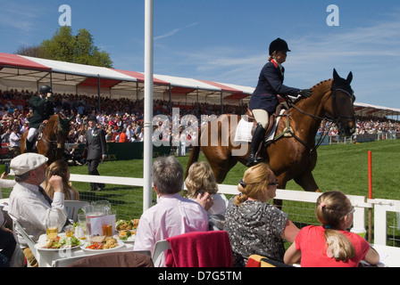 Essais de chevaux de badminton Gloucestershire 2013 Royaume-Uni. La parade des concurrents dans l'arène principale. 2010s HOMER SYKES Banque D'Images