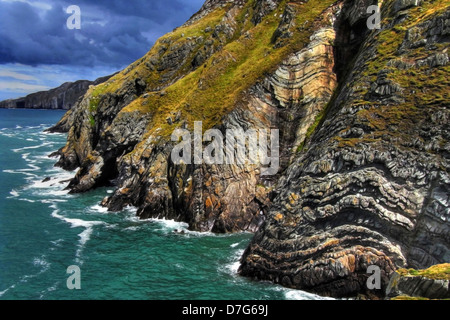 Les strates de roche plié le complexe de Mona, Glannau Gybi Ynys SSSI, pile sud, Anglesey Banque D'Images