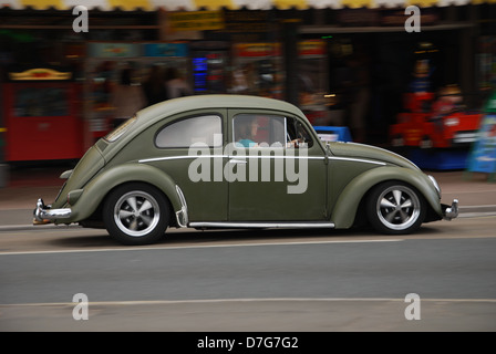 1960 VW Coccinelle dans centre ville Exmouth, Devon Banque D'Images