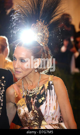 US L'actrice Sarah Jessica Parker arrive au Costume Institute gala pour le 'Punk : Chaos à couture' exposition au Metropolitan Museum of Art de New York City, USA, le 06 mai 2013. Photo : Louis Garcia  + + +(c) afp - Bildfunk + + + Banque D'Images