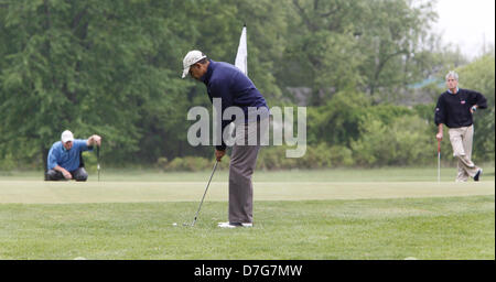 USA. 6 mai, 2013. Le président des États-Unis Barack Obama joue au golf avec les sénateurs américains Bob Corker, (républicain du Tennessee), non illustré, Saxby Chambliss (républicain de Géorgie), à gauche, et Mark Udall (démocrate de Californie), droit, à Joint Base Andrews le 6 mai 2013. .Crédit : Dennis Brack / Piscine via CNP/Alamy Live News Banque D'Images