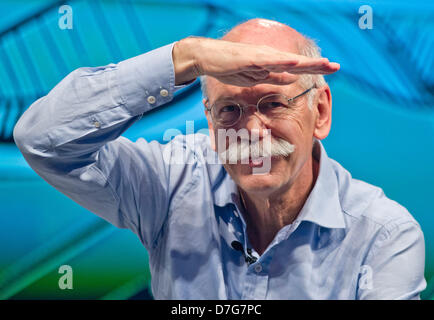 Chef de la direction de Daimler AG Dieter Zetsche parle de la mise en réseau des voitures lors de la conférence re:publica internet à Berlin, Allemagne, 07 mai 2013. Photo : SPATA OLE Banque D'Images