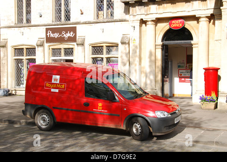 Royal Mail Vauxhall van garée devant le bureau de poste de Wells Somerset UK Banque D'Images