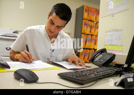 Miami Beach Floride, Mt. Centre médical Mount Sinai,centre,santé,cabinet du médecin,service comptable,bureau,hispanique homme hommes hommes adultes,utilisation,c Banque D'Images