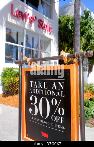 Miami Beach Florida,Collins Avenue,Levi's Store,panneau,logo,30% de  réduction,réduction,vente,avant,entrée,les visiteurs voyagent en tournée  touristique Photo Stock - Alamy
