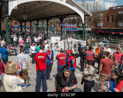 Warrington, Royaume-Uni. 7 mai 2013. Warrington's 'Golden Square' shopping centre et de tous les commerces autour de il était fermé ce matin en raison de la présence soupçonnée d'alerte à la bombe. Tous les membres du personnel et les clients étaient en attente dans le 'Vieux Marché aux poissons" à l'extérieur. Crédit : John Hopkins / Alamy Live News Banque D'Images