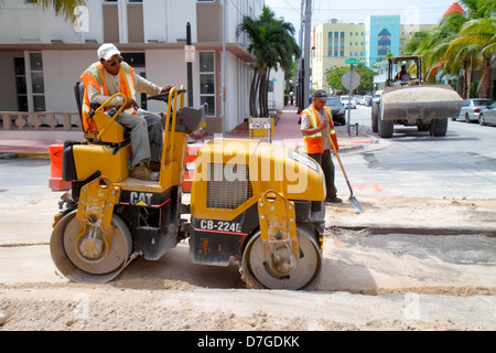 Miami Beach Florida,Ocean Drive,réparation de route,sous construction d'un nouveau chantier de construction,améliorations de capital,CAT,Caterpillar,CB 224E,Vibratory Asphal Banque D'Images