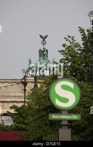 La place Pariser Berlin Brandenburger Tor Quadrige S Bahn Banque D'Images