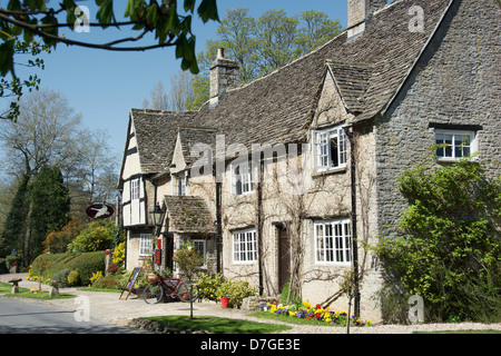 L'Oxfordshire, UK. Le Old Swan, un pub anglais traditionnel dans le village d'Old Minster Lovell près de Witney. L'année 2013. Banque D'Images