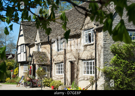 L'Oxfordshire, UK. Le Old Swan, un pub anglais traditionnel dans le village d'Old Minster Lovell près de Witney. L'année 2013. Banque D'Images