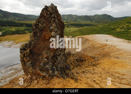 Un homme seul près du lac à la Golovin's Volcano sur l'île de Kunashir. La Russie, Îles Kouriles du sud Banque D'Images