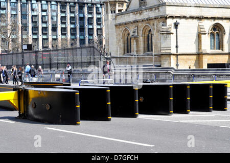 Londres, Royaume-Uni. 7 mai 2013. Des barrières de sécurité autour du Palais de Westminster, l'avenir de l'État ouverture du Parlement. Credit : Yanice Idir / Alamy Live News. Banque D'Images