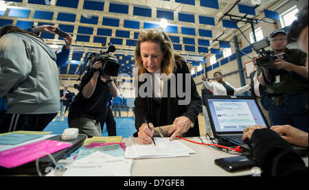 Mt Pleasant, Caroline du Sud, USA. 7 mai, 2013. ELIZABETH COLBERT B.SC., candidat démocrate à la Caroline du Sud, une première sélection de joueurs, vote à l'Moultrie Middle School.(Image Crédit : Crédit : Brian Cahn/ZUMAPRESS.com/Alamy Live News) Banque D'Images